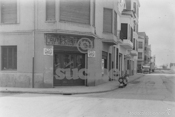 Nuevo: FOTOGRAFIA TIENDA DEL PRIMER DISTRIBUIDOR EN CASTELLON DE MOTO VESPA Y SEAT 600 Y RECAMBIOS