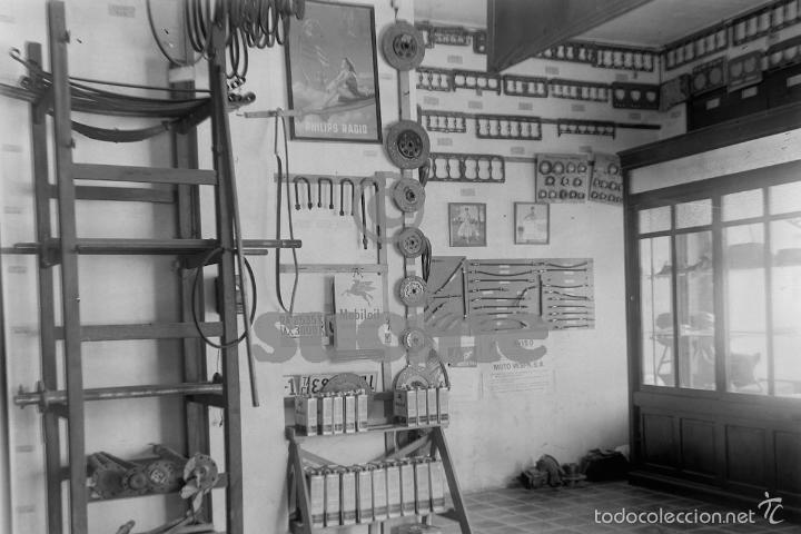 Nuevo: FOTOGRAFIA TIENDA PRIMER DISTRIBUIDOR EN CASTELLON DE MOTO VESPA Y SEAT 600 Y RECAMBIOS