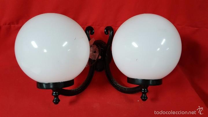 Nuevo: Aplique de pared en forja negra con dos globos en blanco. - Foto 1