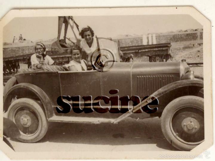 Neuf: TRES JOVENES CON UN ANTIGUO AUTOMOVIL FECHADA EL 12,07,1933