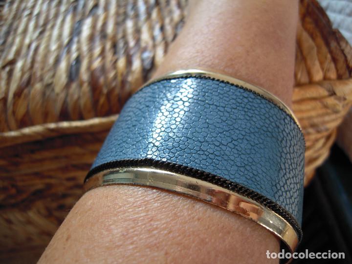Nuevo: Brazalete azul y dorado - Foto 3