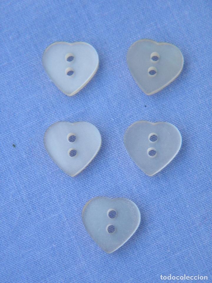 Nuevo: Lote de 5 botones en forma de coraz&oacute;n, para costura - Foto 1