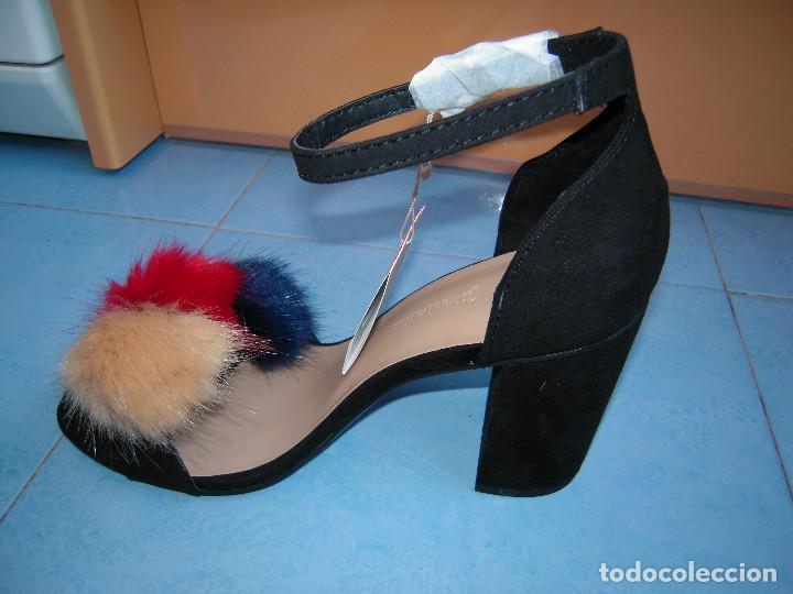 Nuevo: Sandalia negra con pompones talla 39 - Foto 1