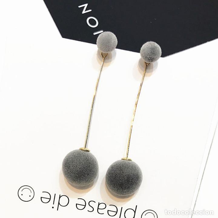 Nuevo: Pendientes largos con bolas tipo terciopelo grises - Foto 2