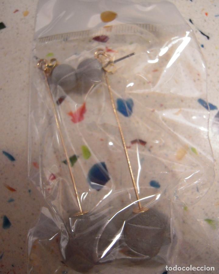 Nuevo: Pendientes largos con bolas tipo terciopelo grises - Foto 3