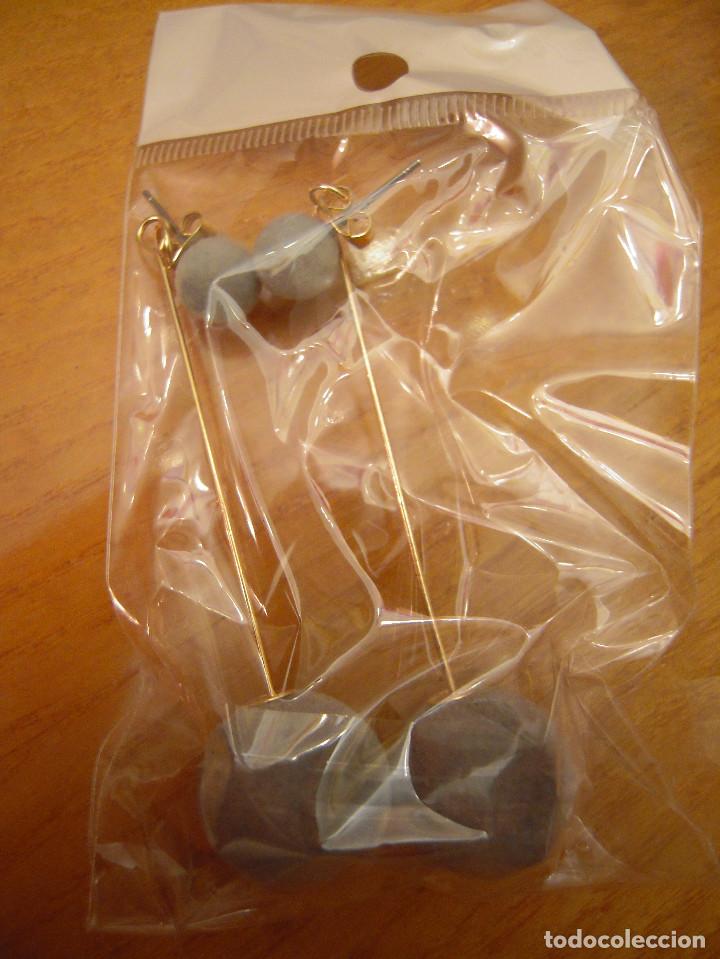 Nuevo: Pendientes largos con bolas tipo terciopelo grises - Foto 4