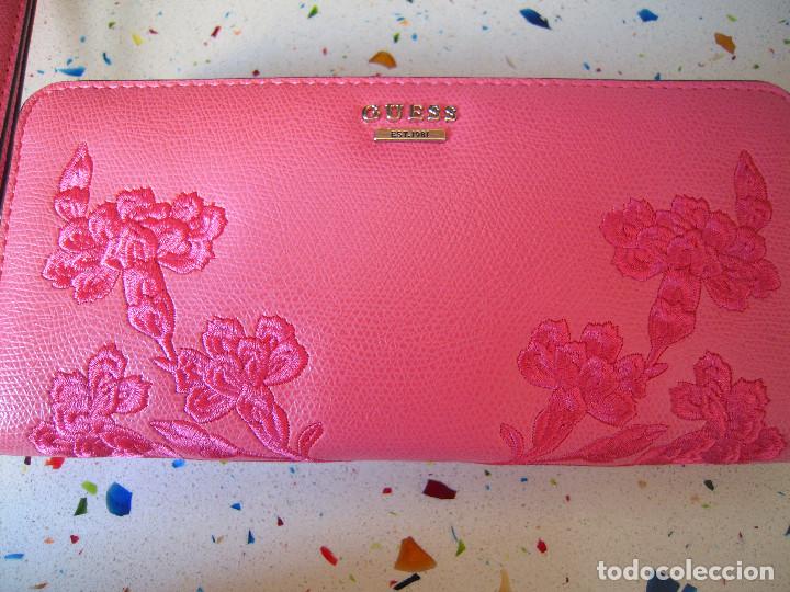 Nuevo: Cartera bordado claveles Guess - Foto 2