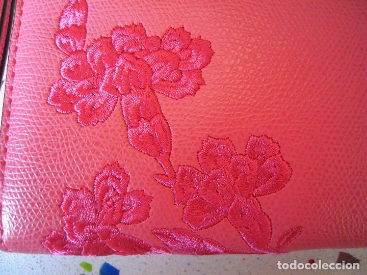 Nuevo: Cartera bordado claveles Guess - Foto 3