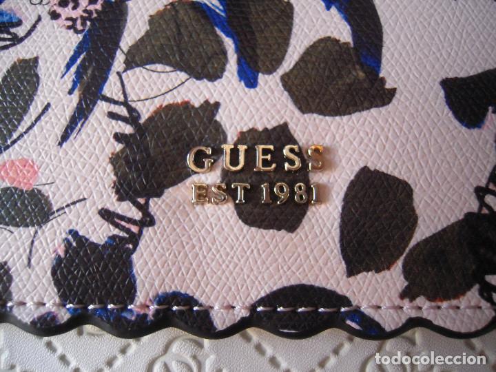 Nuevo: Cartera blanca labrada solapa estampada Guess - Foto 2