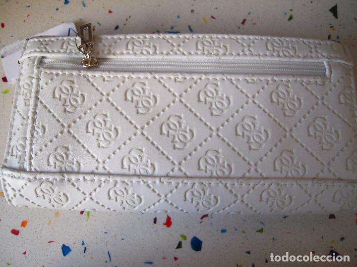 Nuevo: Cartera blanca labrada solapa estampada Guess - Foto 3