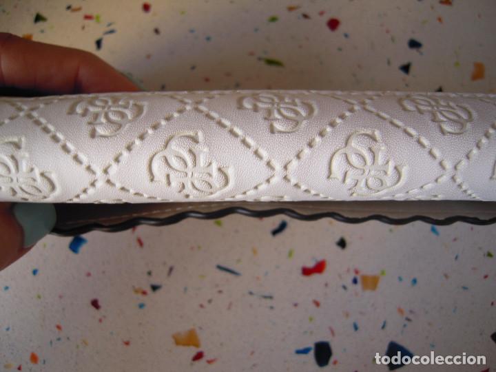 Nuevo: Cartera blanca labrada solapa estampada Guess - Foto 4