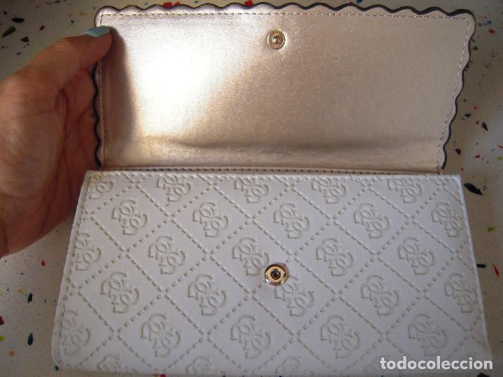 Nuevo: Cartera blanca labrada solapa estampada Guess - Foto 6