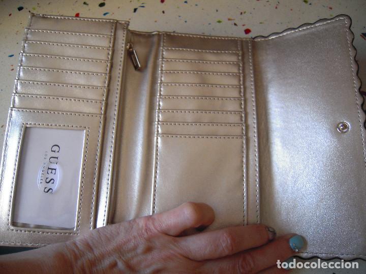 Nuevo: Cartera blanca labrada solapa estampada Guess - Foto 7