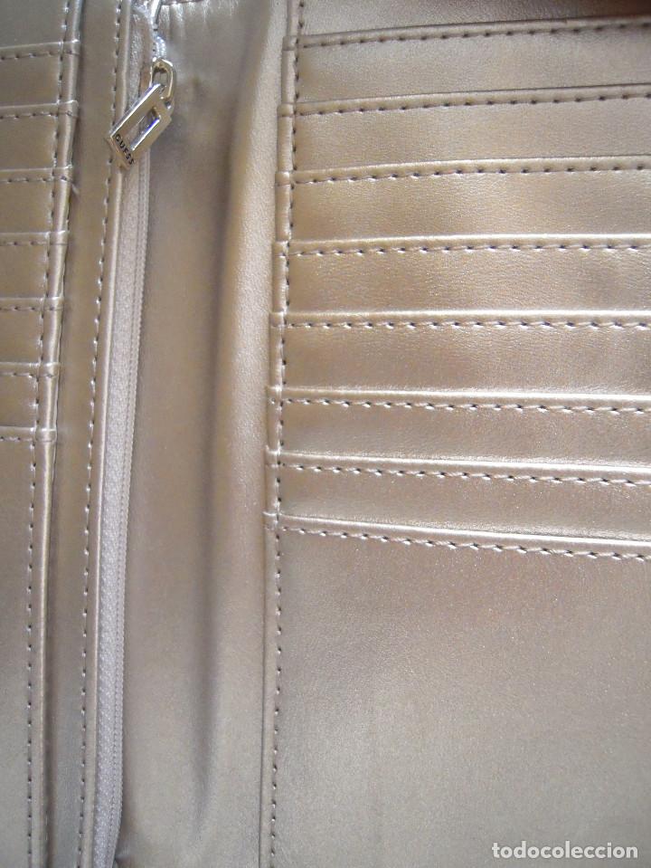 Nuevo: Cartera blanca labrada solapa estampada Guess - Foto 8