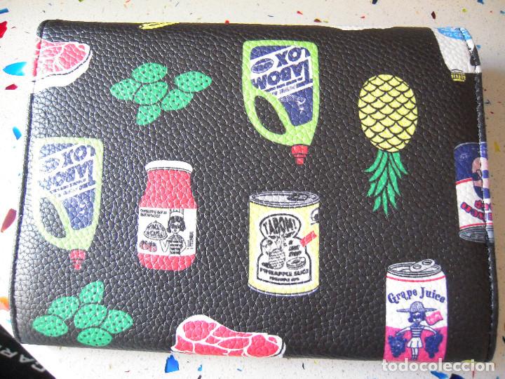 Nuevo: Clutch negro estampado multicolor botes y comidas - Foto 2