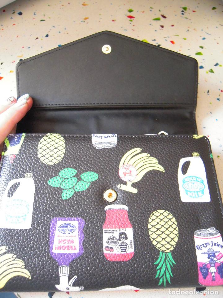 Nuevo: Clutch negro estampado multicolor botes y comidas - Foto 3