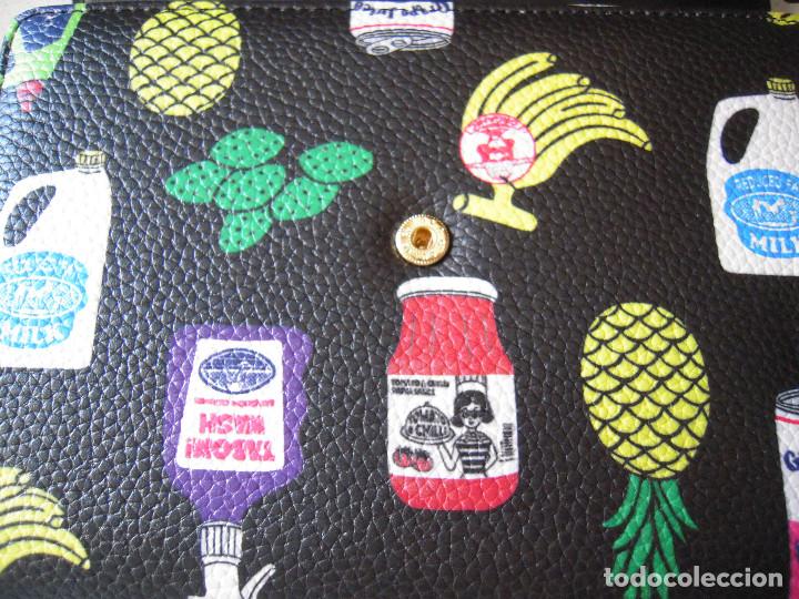 Nuevo: Clutch negro estampado multicolor botes y comidas - Foto 4