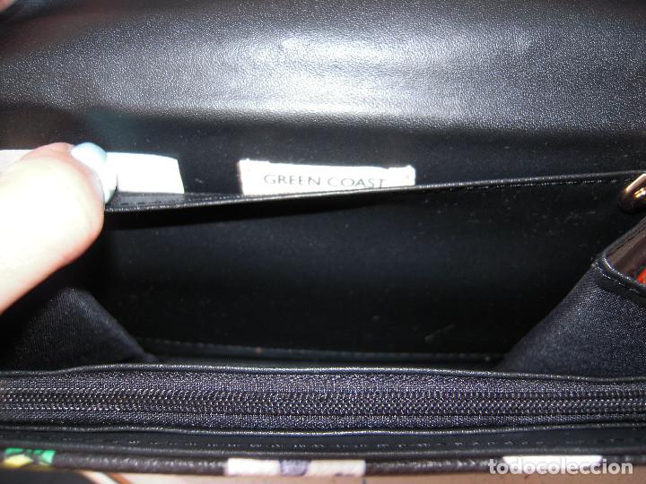 Nuevo: Clutch negro estampado multicolor botes y comidas - Foto 5