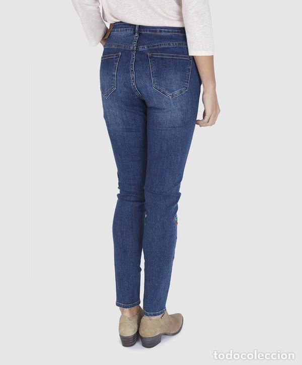 Nuevo: Vaqueros bordados talla 38 - Foto 2