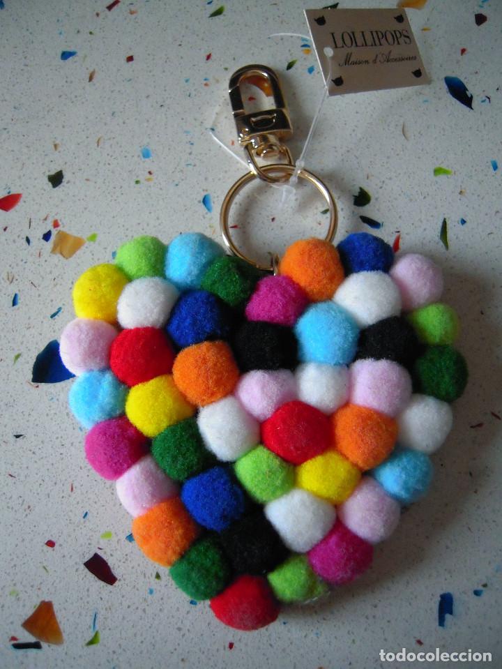 Nuevo: Llavero coraz&oacute;n pompones multicolores - Foto 1