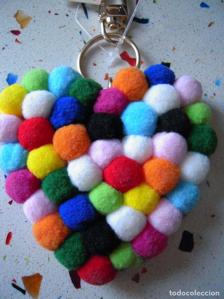 Nuevo: Llavero coraz&oacute;n pompones multicolores - Foto 2