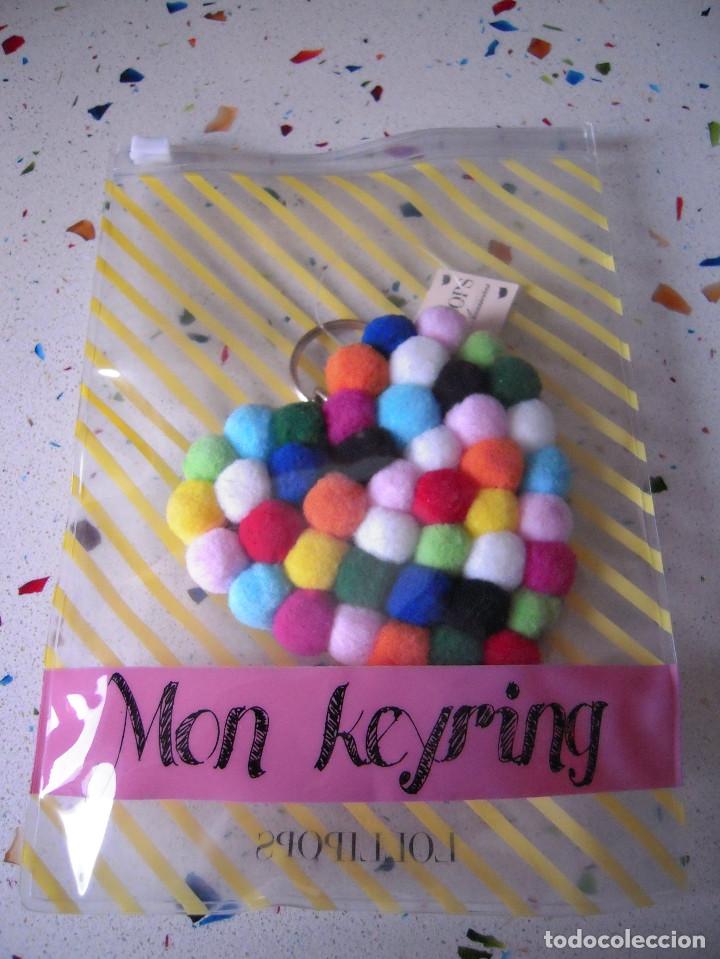 Nuevo: Llavero coraz&oacute;n pompones multicolores - Foto 5