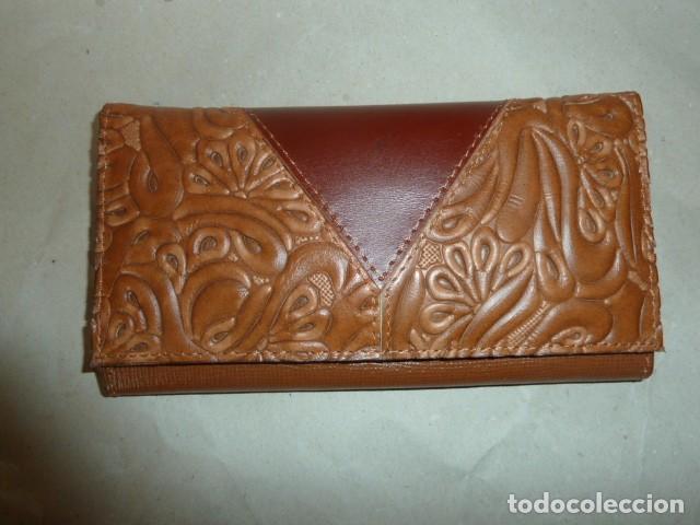 Nuevo: Cartera, Billetero de cuero repujado. - Foto 1