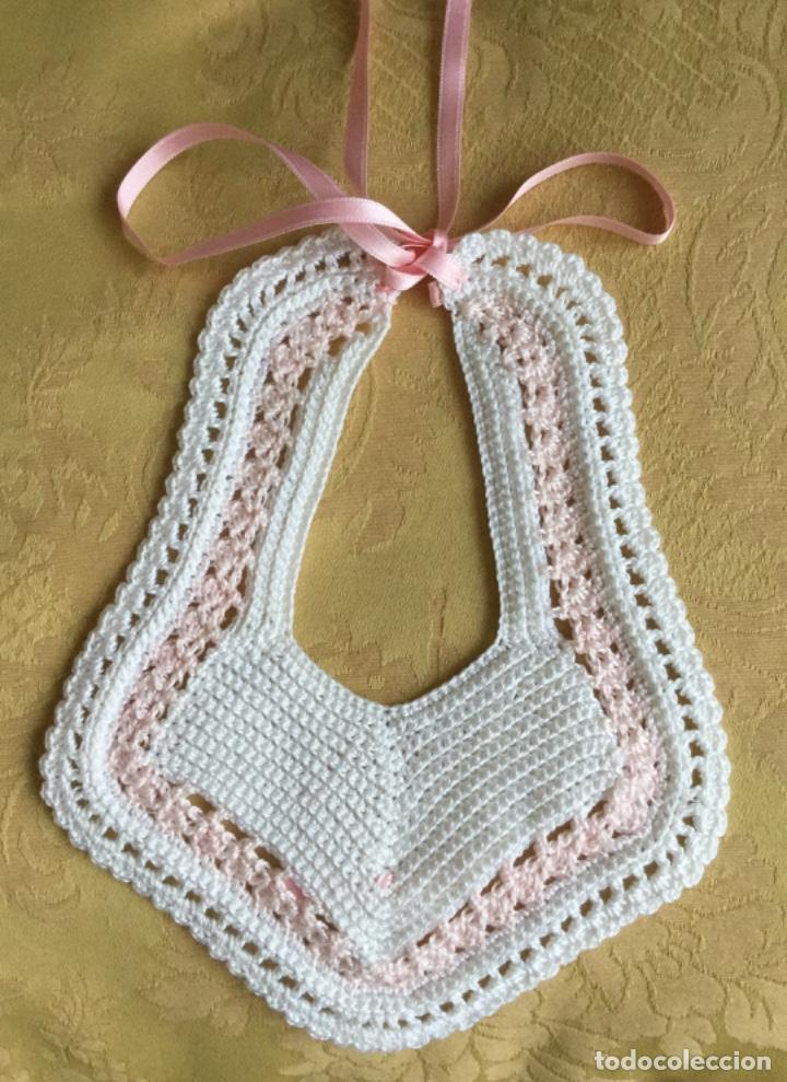 Nuevo: BABERO PARA BEB&Eacute; HECHO A MANO DE PERLE BLANCO Y ROSA - Foto 3