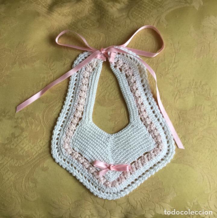 Nuevo: BABERO PARA BEB&Eacute; HECHO A MANO DE PERLE BLANCO Y ROSA - Foto 4