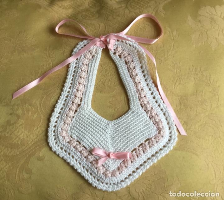 Nuevo: BABERO PARA BEB&Eacute; HECHO A MANO DE PERLE BLANCO Y ROSA - Foto 5