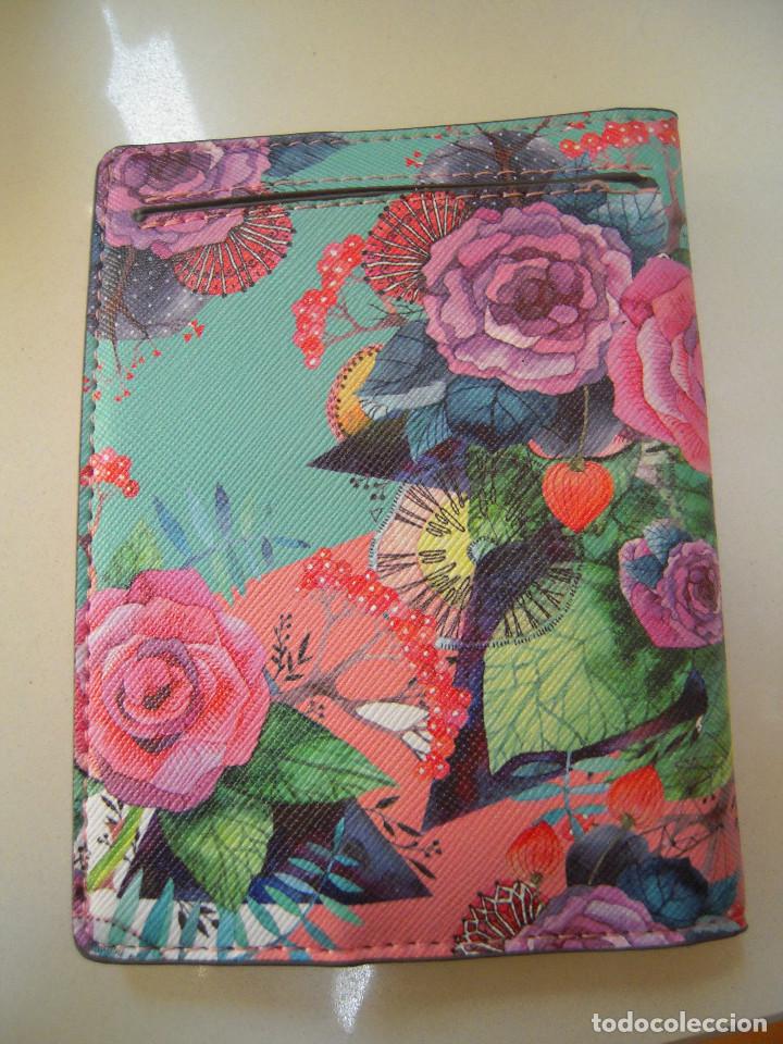 Nuevo: Funda pasaporte estampado multicolor - Foto 2