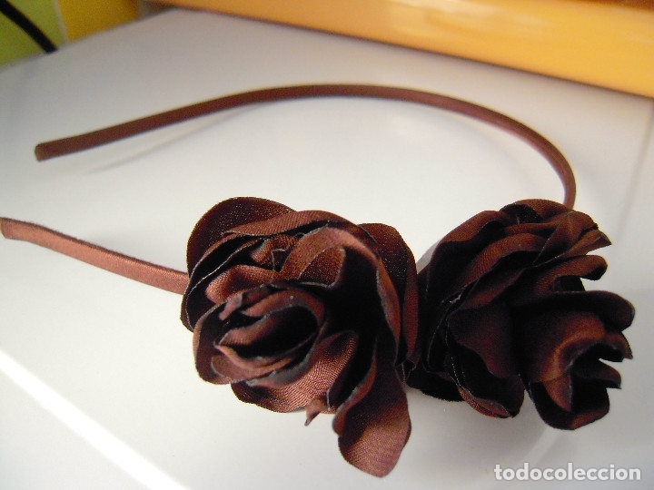 Nuevo: Diadema marr&oacute;n dos rosas - Foto 1