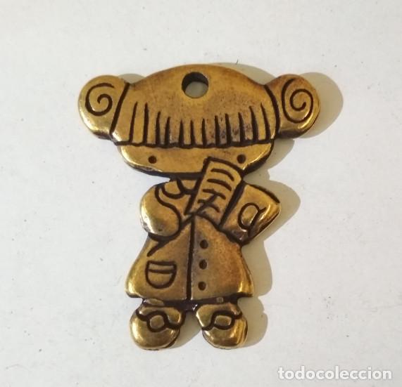 Nuovo: COLGANTE DE METAL TIPO BRONCE O BA&Ntilde;ADO, NI&Ntilde;A PROFESORA, NUEVO A ESTRENAR - 3