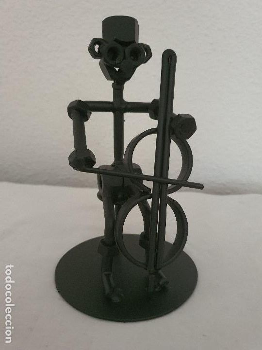Nuevo: MUSICO FABRICADO CON TORNILLOS - Foto 1