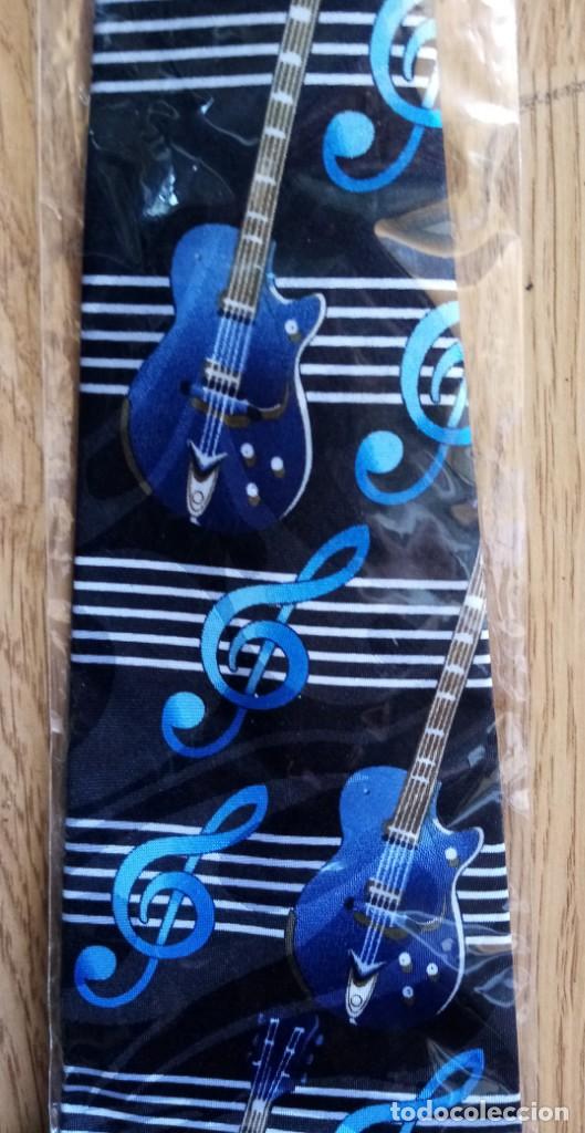 Nuevo: Complemento original:Corbata M&uacute;sica Clave de sol y guitarras el&eacute;ctricas.Precintada - Foto 2