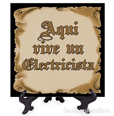 Nuovo: Azulejo 20x20 ctm con el texto Aqui vive un Electricista mod: pergamino