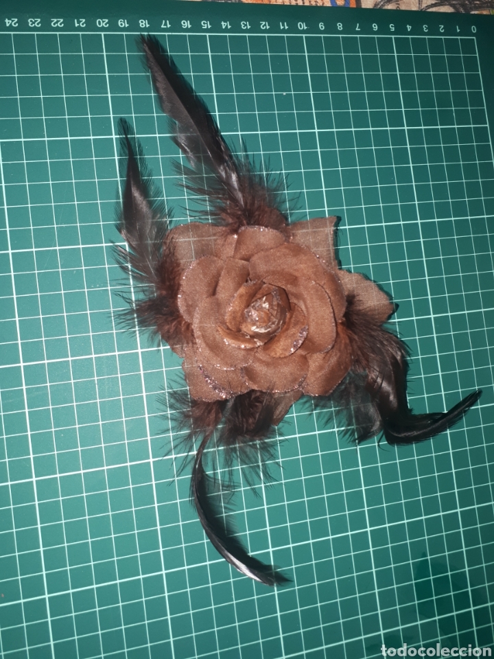 Nuevo: Flor de tela con plumas broche marr&oacute;n - Foto 1
