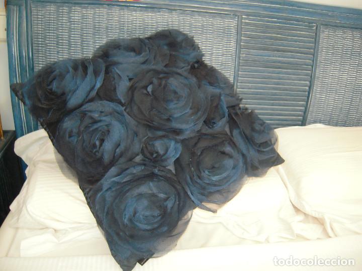Nuevo: Coj&iacute;n azul flores - Foto 1
