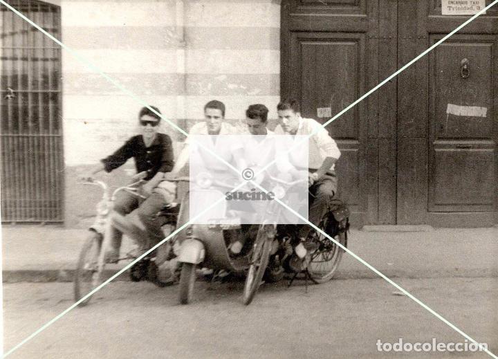 Nuevo: TRES MOTOS CLASICAS EN LOS 60 LA VESPA, VESPINO Y LA MOBILETTE EN ASENSI TALLER NICOLAU CASTELLON