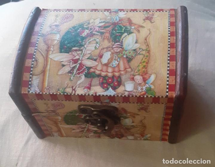 Nuevo: peque&ntilde;a caja de madera en forma de baul con detalles navide&ntilde;os - Foto 1