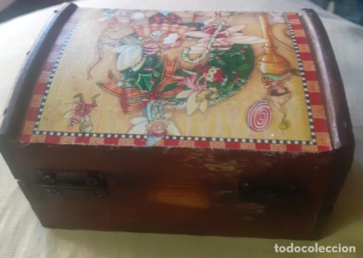 Nuevo: peque&ntilde;a caja de madera en forma de baul con detalles navide&ntilde;os - Foto 2