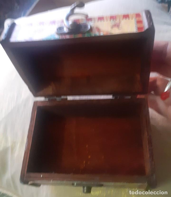Nuevo: peque&ntilde;a caja de madera en forma de baul con detalles navide&ntilde;os - Foto 3