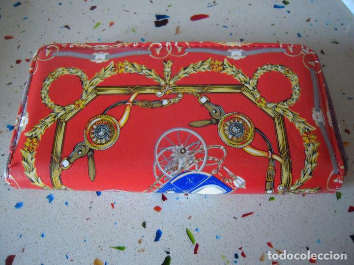 Nuevo: Cartera estampada roja y multicolor - Foto 1