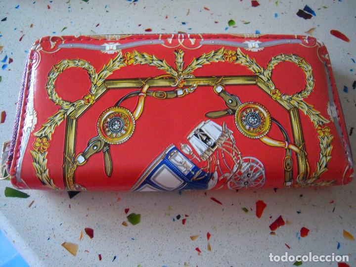 Nuevo: Cartera estampada roja y multicolor - Foto 2