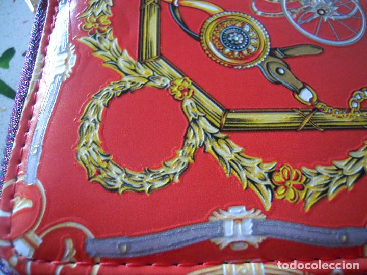 Nuevo: Cartera estampada roja y multicolor - Foto 8