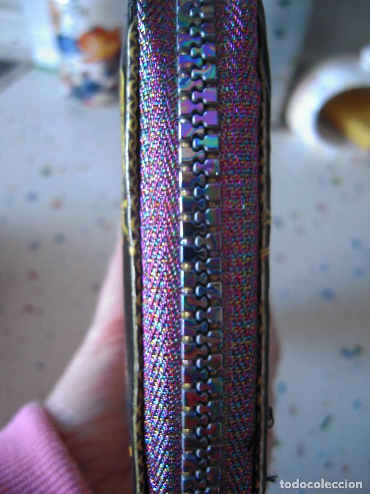 Nuevo: Cartera estampada negra y multicolor - Foto 8