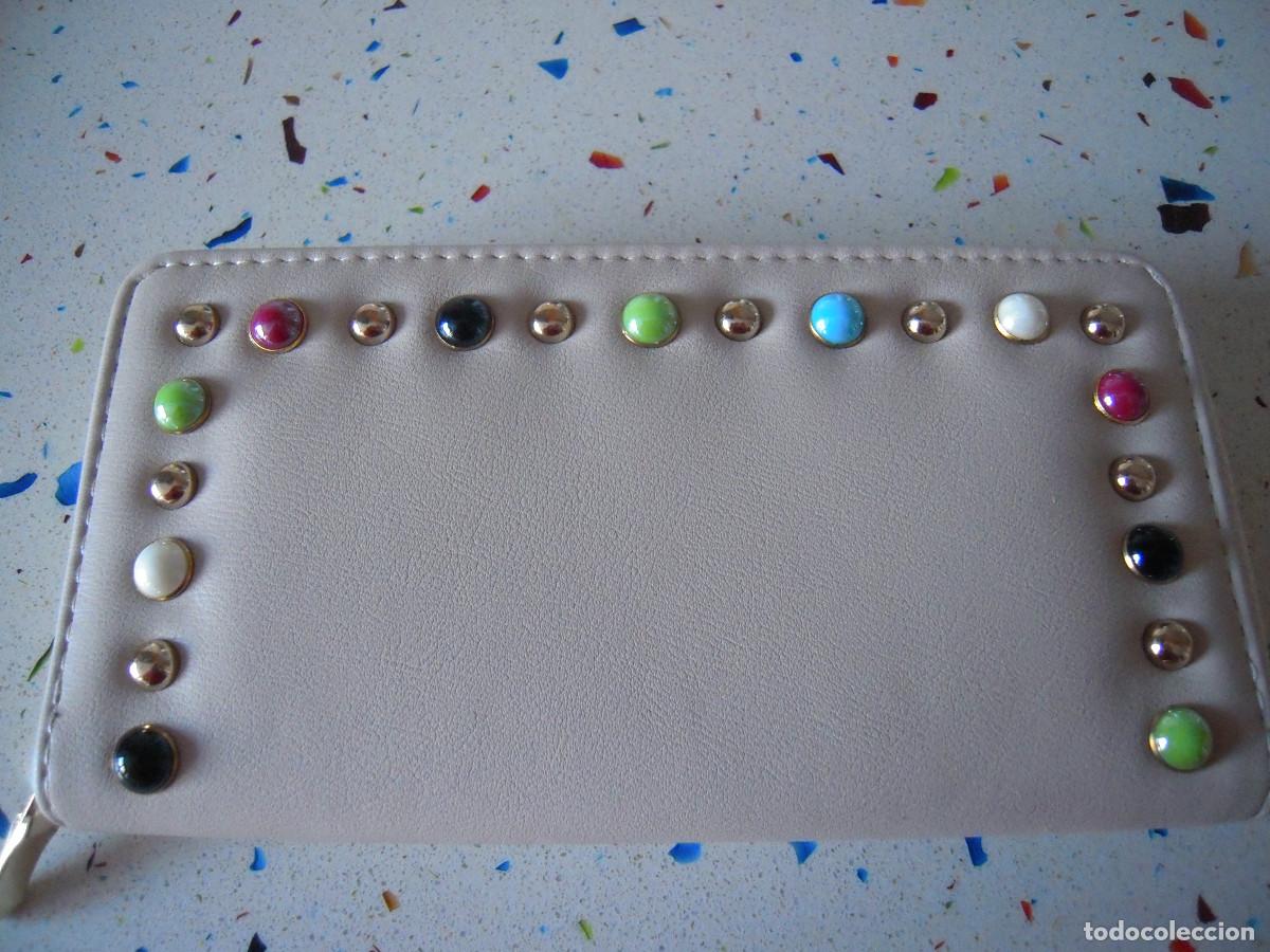 Nuevo: Cartera beis tachas multicolores - Foto 1