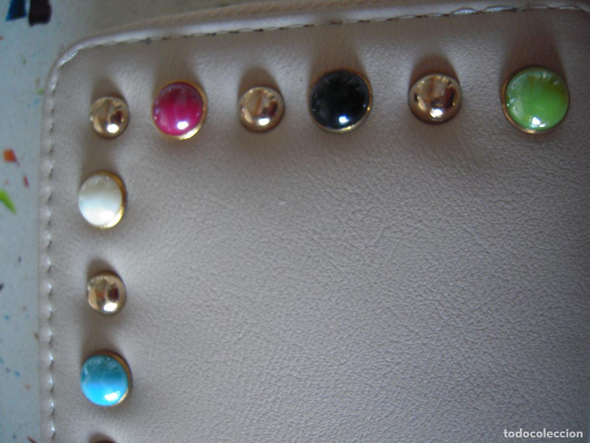 Nuevo: Cartera beis tachas multicolores - Foto 2