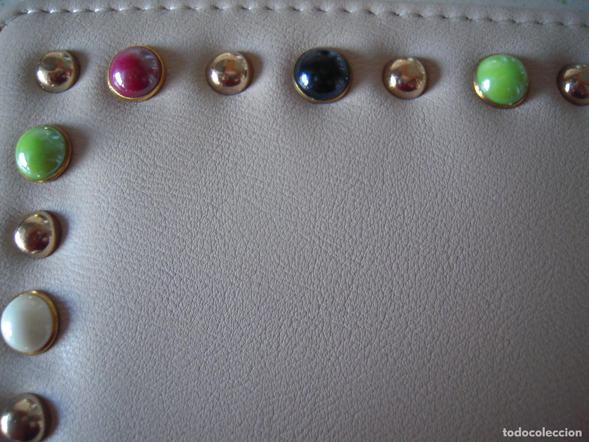 Nuevo: Cartera beis tachas multicolores - Foto 3