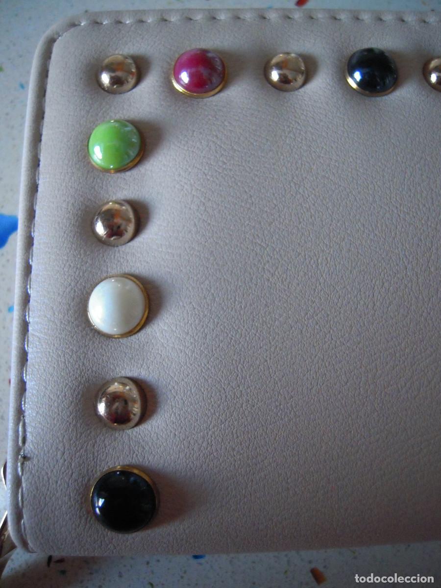 Nuevo: Cartera beis tachas multicolores - Foto 4